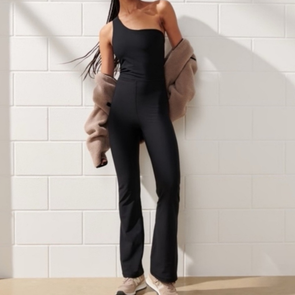 Abercrombie & Fitch Black One-Shoulder Jumpsuit